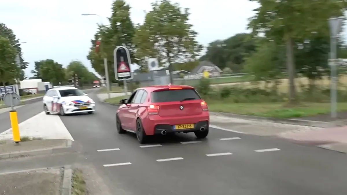 Lekker driften op rotonde in Hoogeveen, staat ineens Oom Agent voor je neus