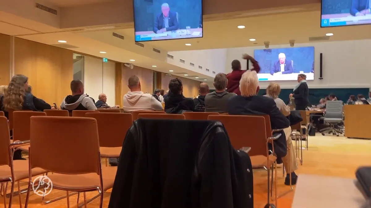 Man gooit koffiekopje naar raadsleden tijdens vergadering over asielzoekers