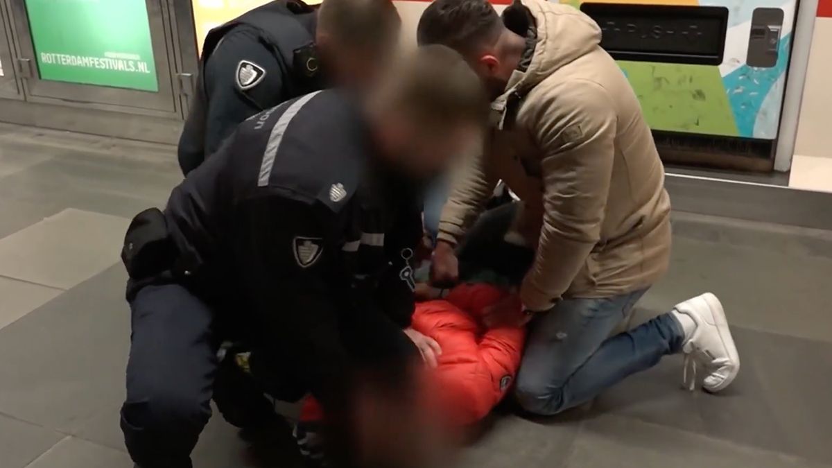 Man in Rotterdam werkt niet mee, dus helpen veel handhavers mee om de man te arresteren