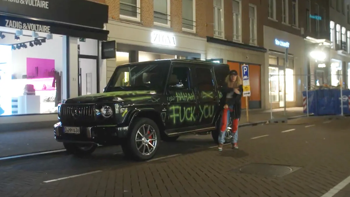 Met verf bekladde Mercedes was stunt voor nieuwe videoclip Sigourney K