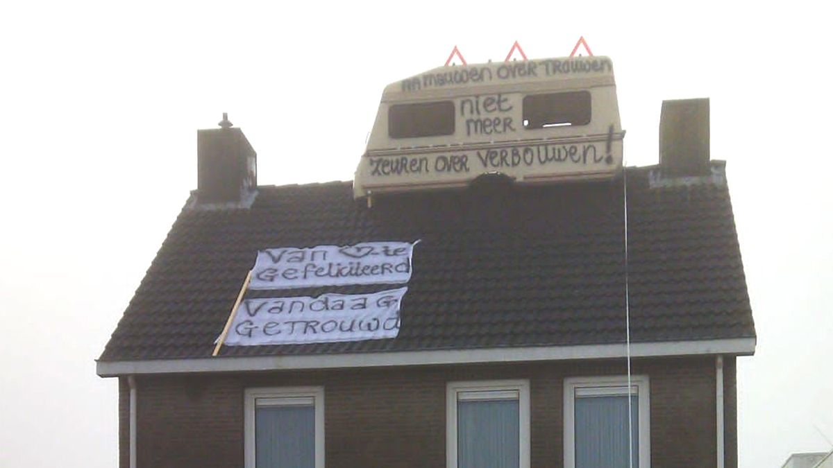 Pasgetrouwd stel in Veldhoven krijgt caravan op dak cadeau