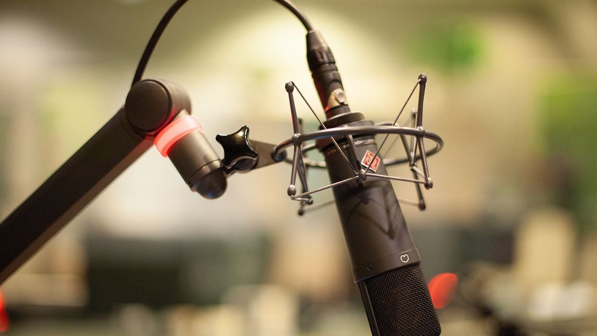 Presentator van Loco FM neemt live ontslag nadat hij door verslaggever is uitgescholden