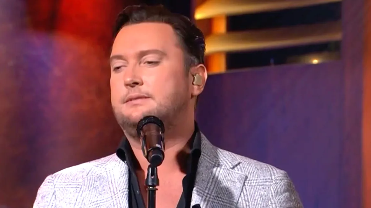 Tino Martin reageert dat hij weleens valser dan een kraai zingt