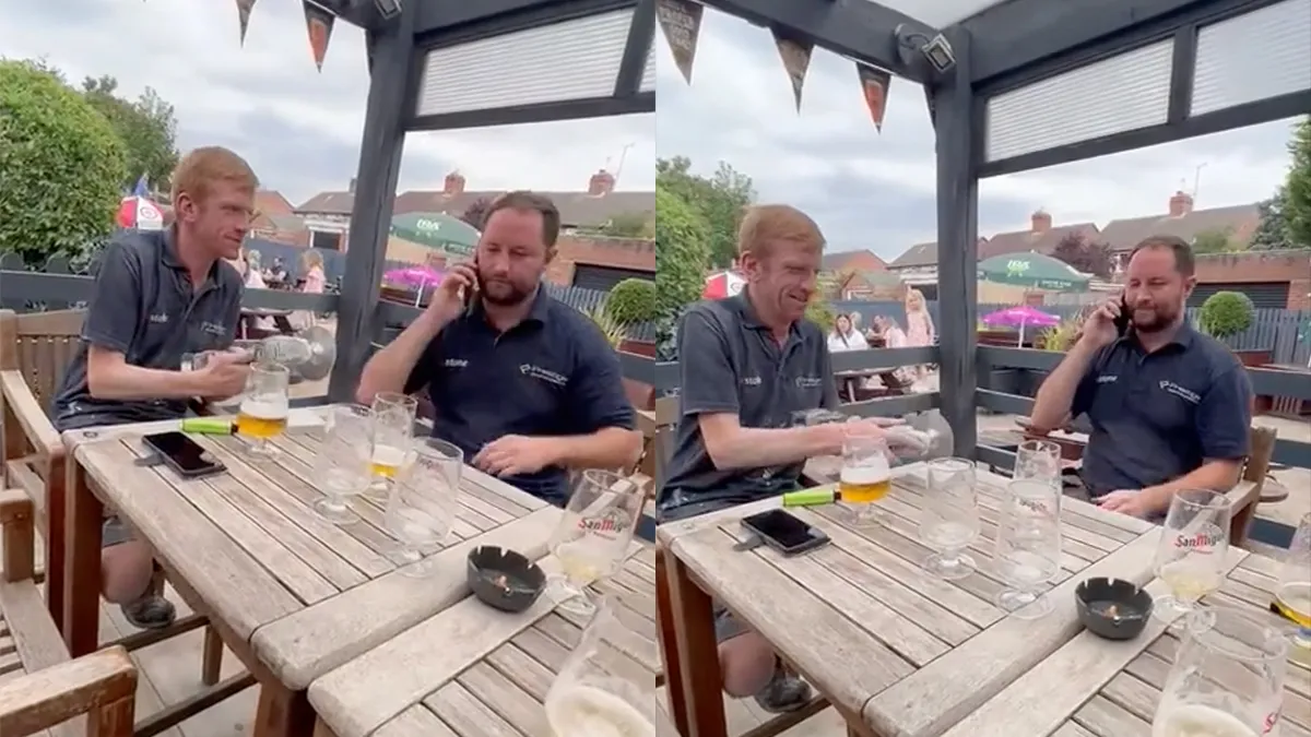 Vrouw even laten weten dat het goed gaat tijdens klussen bij zijn maat