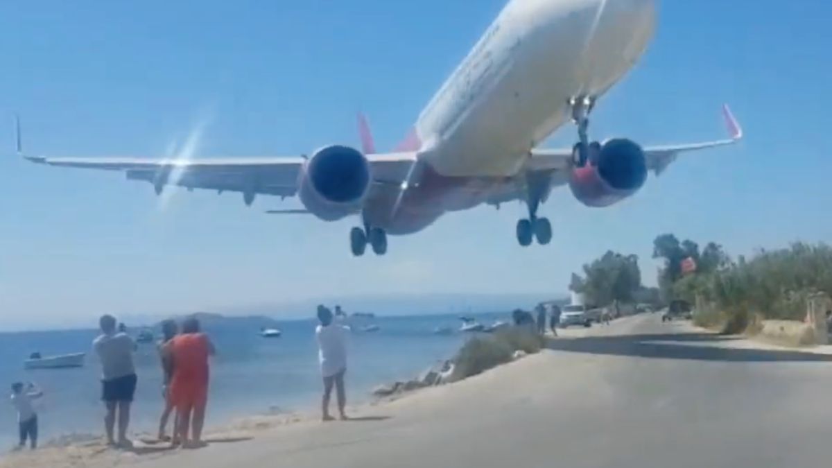 Bizarre landing van WizzAir op Skiathos vanuit andere hoek