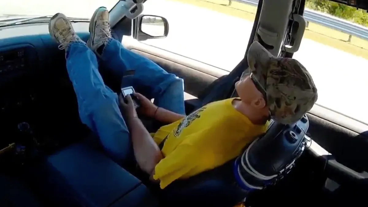 En daarom dus niet je pootjes op het dashboard