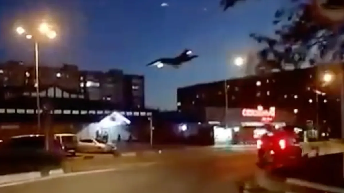 Nieuwe bizarre beelden van Soe-34 straaljager die in Russische flat boorde opgedoken
