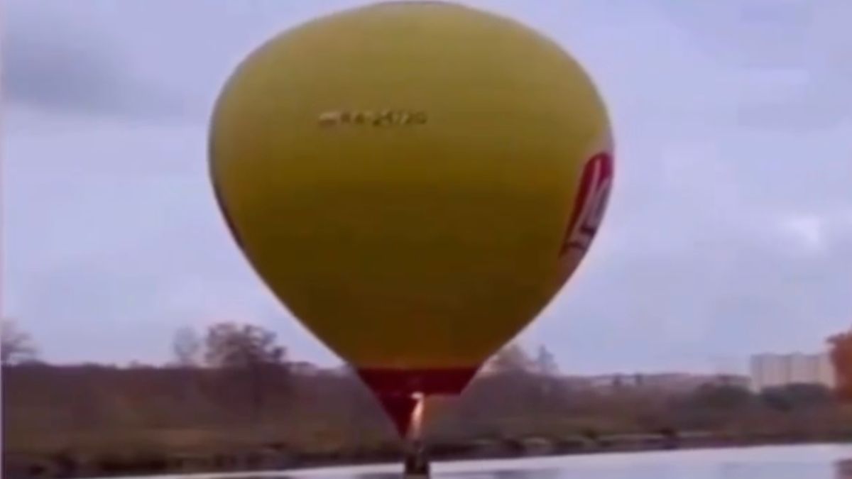 Heteluchtballon haalde even het mandje door het water van Dmitrov