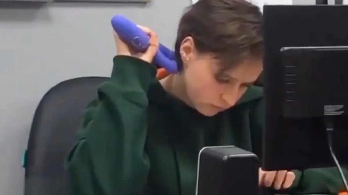 Collega maar wat blij met haar “massagestaaf”