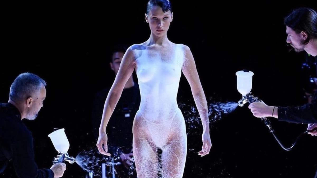 Model Bella Hadid kreeg een jurkje van latex opgespoten tijdens Paris Fashion Week