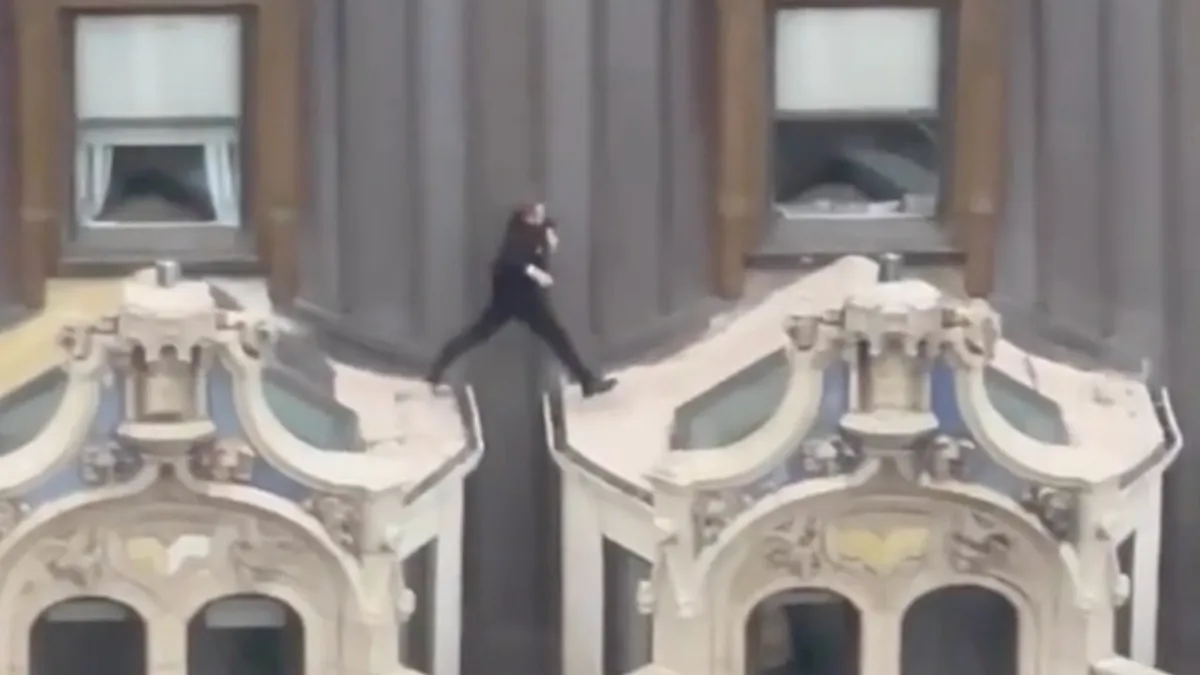 Real life James Bond springt van dakje naar dakje op de 99 meter hoge West Street Building