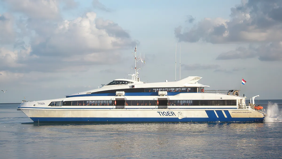 Aanvaring tussen veerboot en watertaxi bij Terschelling, meerdere mensen in het water