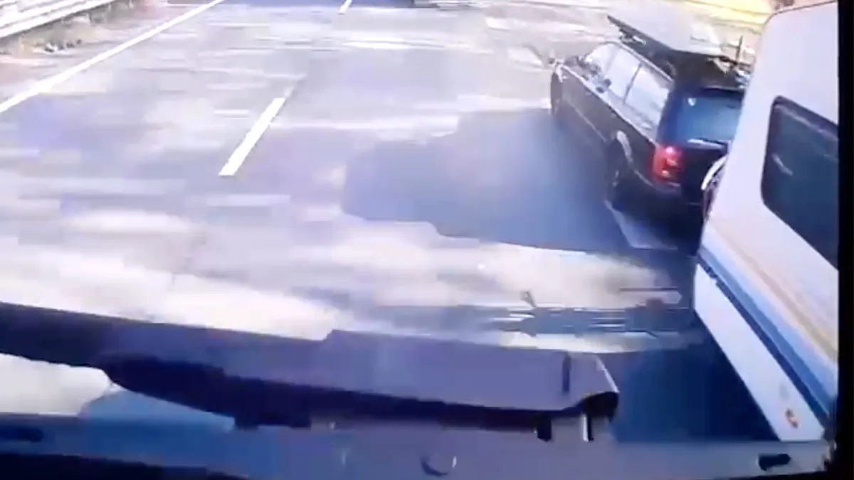 Chauffeur met sleurhut voegt heel kort in voor vrachtwagen