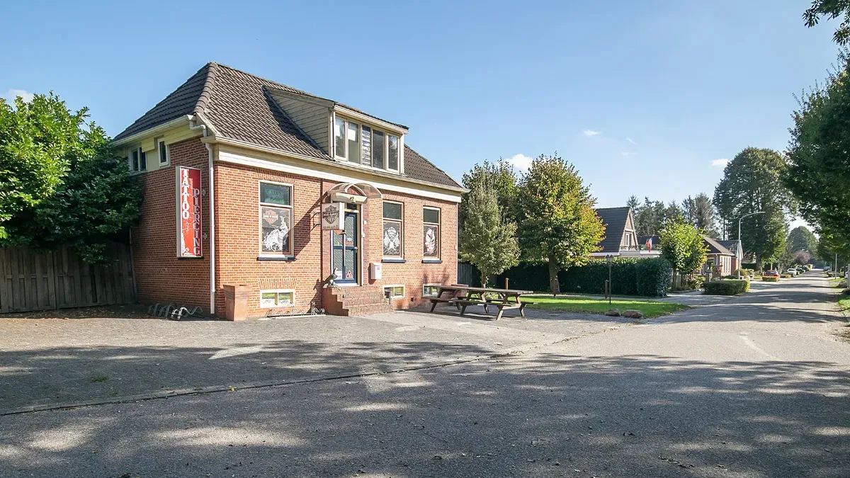 Huis op Funda hangt vol Nazi-verheerlijkingen, zoals tekst van ingang concentratiekamp Buchenwald