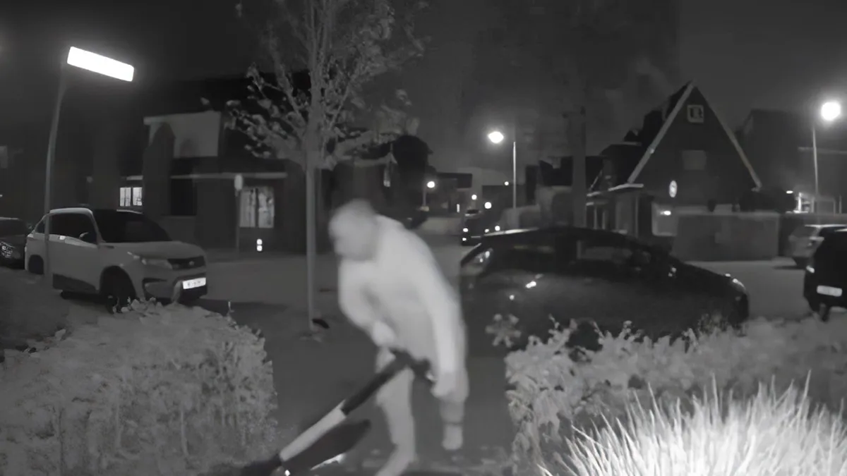 Met je e-step thuiskomen na avondje tanken is een hele uitdaging