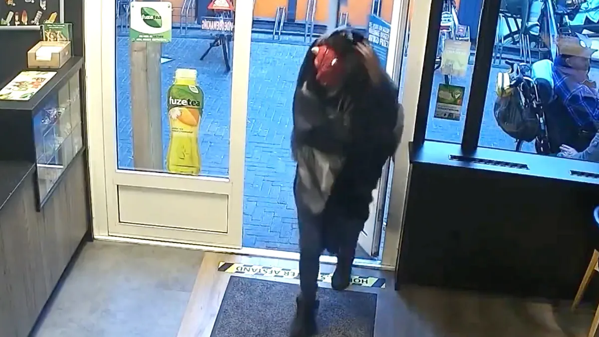 Misschien niet de beste tijd om een snackbar te overvallen met een duivelsmasker op