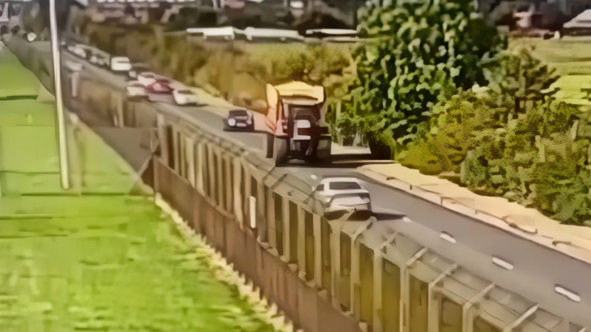 Moment vastgelegd van frontale botsing tussen trekker en auto