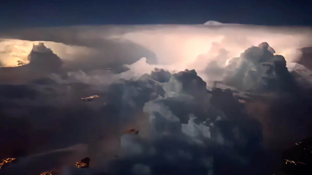 Piloot maakt mooie beelden van het onweer boven Rotterdam