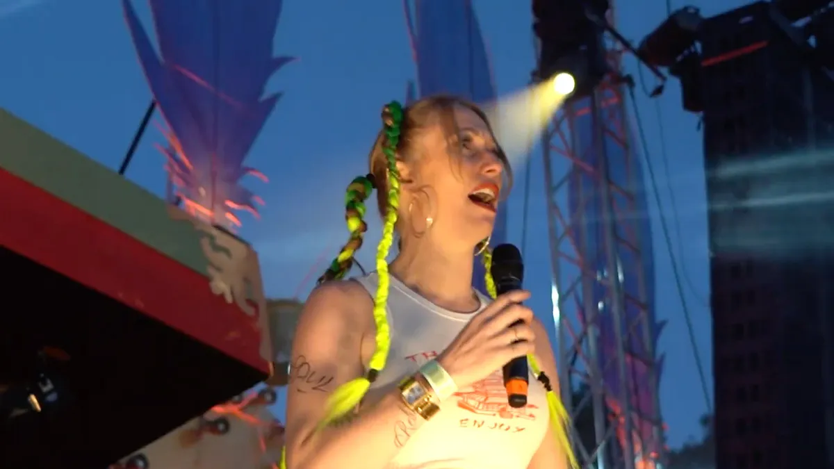 Start een burenruzie met Paul Elstak's remix van 'Party Till I Die' van Ame Bibabi