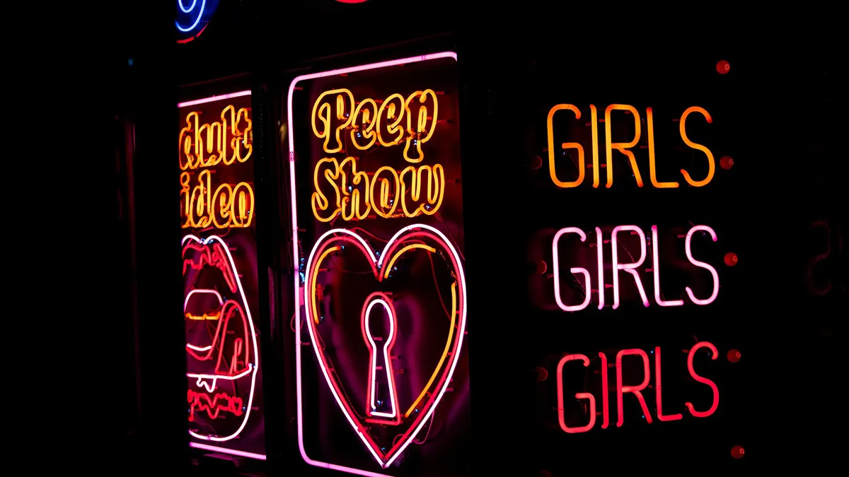Tijd voor een mop: Henkie viert zijn verjaardag in een stripclub
