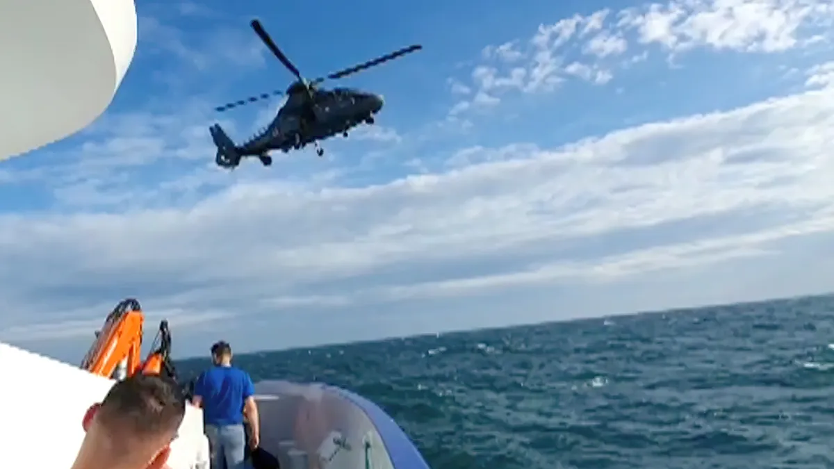 Urker vissers redden man die al dagen op boei zat in Het Kanaal