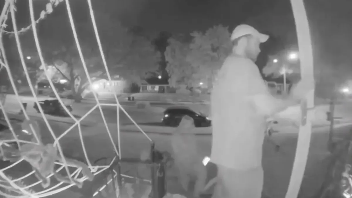 Vrouw staat ineens in vieze lucht van haar man