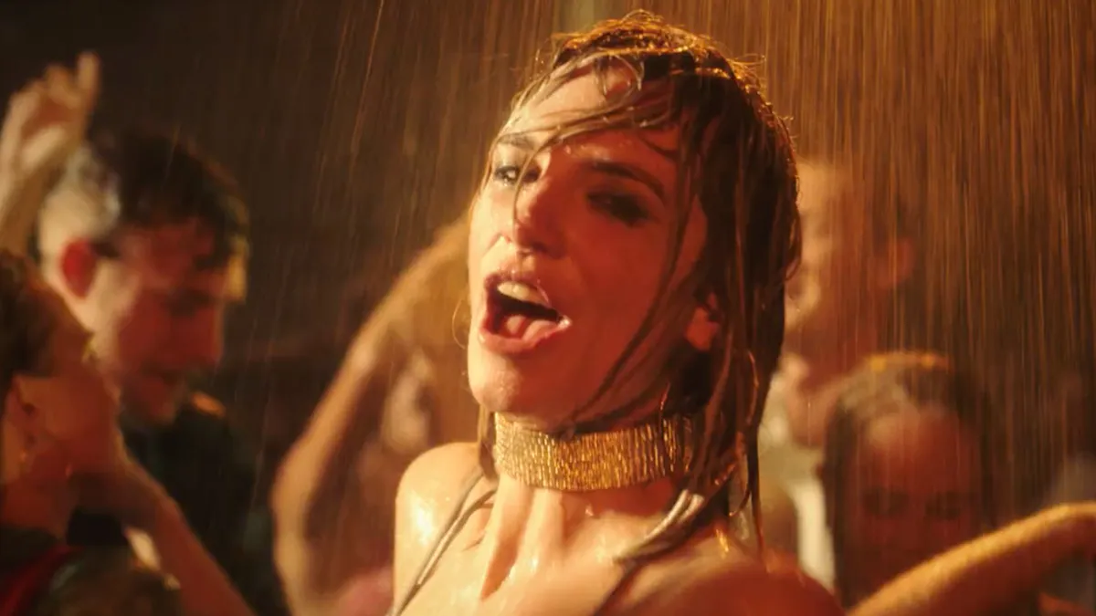 Zangeres Maan is hard bezig om haar brave imago definitief van zich af te schudden