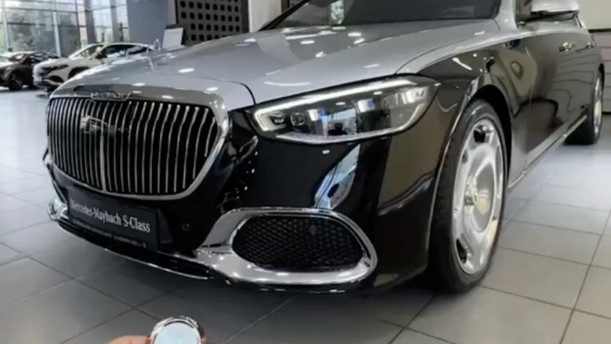 Op alle knopjes drukken in een 2023 Mercedes-Maybach S580