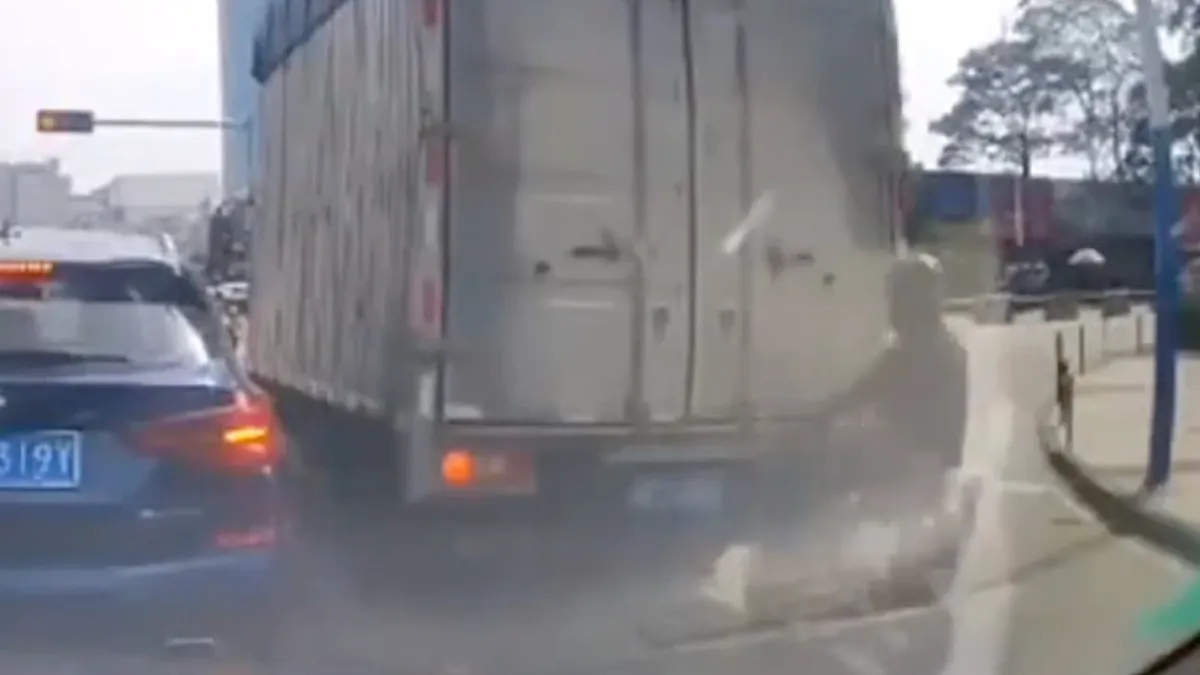 Telefoontje kijken en scooter rijden bleek maar weer eens geen goede combinatie