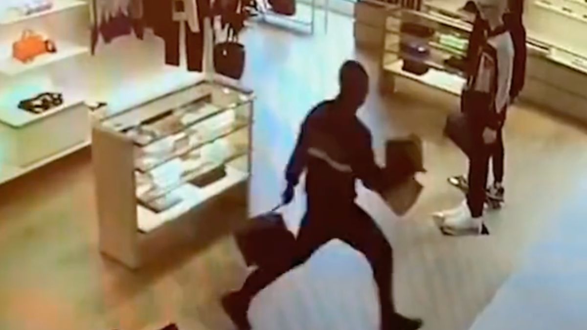 Knul helpt zichzelf knock-out tijdens smash-and-grab bij Louis Vuitton-winkel