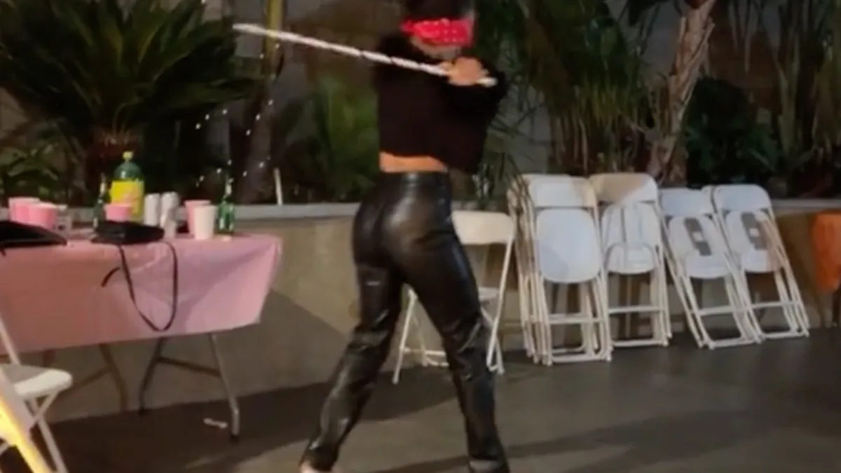 Dame heeft geen geweldig richtingsgevoel tijdens slopen van Piñata