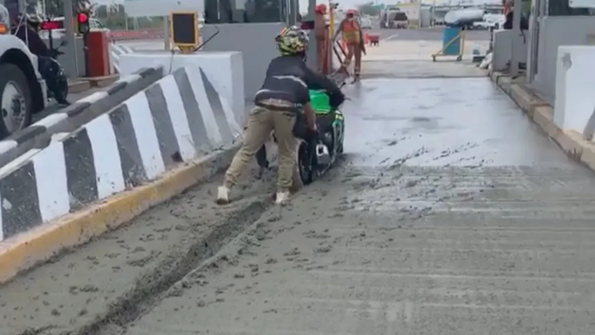 Mexicaanse betonploeg kan wel lachen om motorrijder die slim dacht te zijn