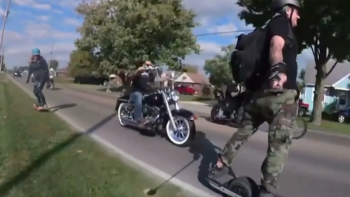 Biker wil weg niet delen met monowheeler