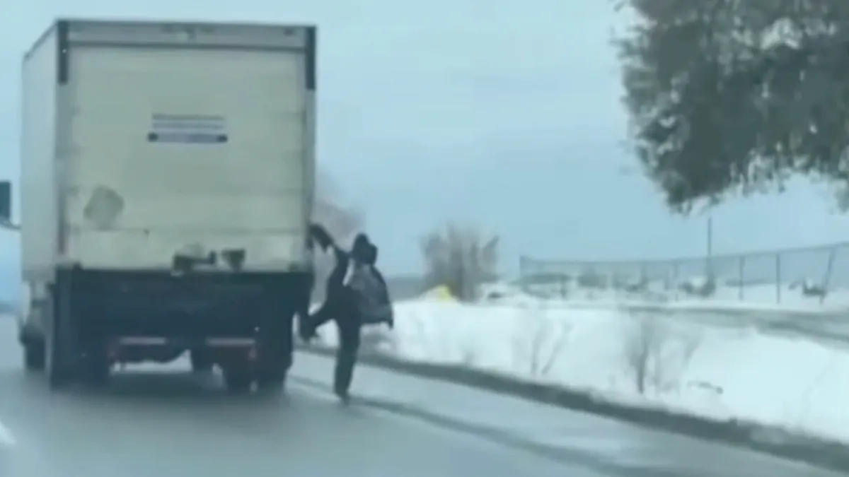 Wat kan er nou misgaan bij het achter een vrachtwagentje hangen…