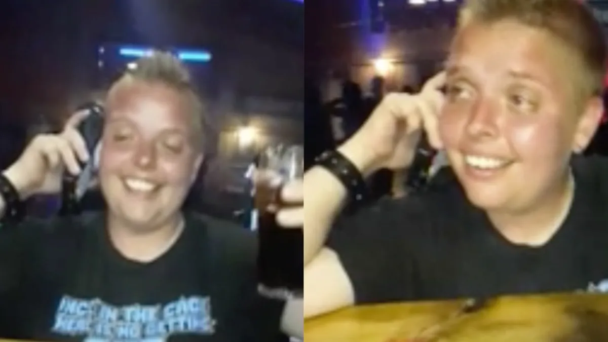 Jongedame heeft een heel goed en diepgaande gesprek met mobiel pinapparaat
