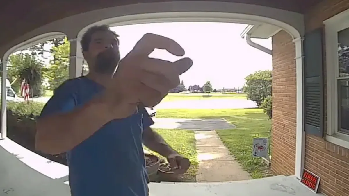 Deur keihard tegen je kanis door enthousiaste hond