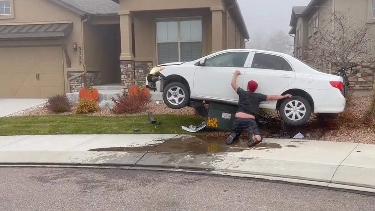 Dronken chauffeur heeft auto op elektriciteitskast geparkeerd