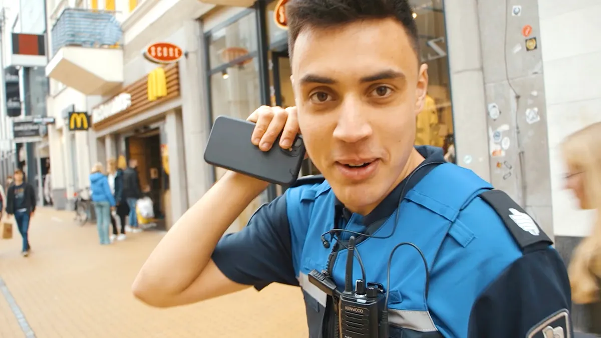 Je kunt dus gewoon BOA kleding online kopen en daarmee zelf handhaver gaan spelen