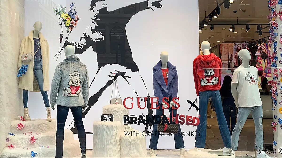 Kunstenaar Banksy wil dat winkeldieven GUESS in Londen leegroven