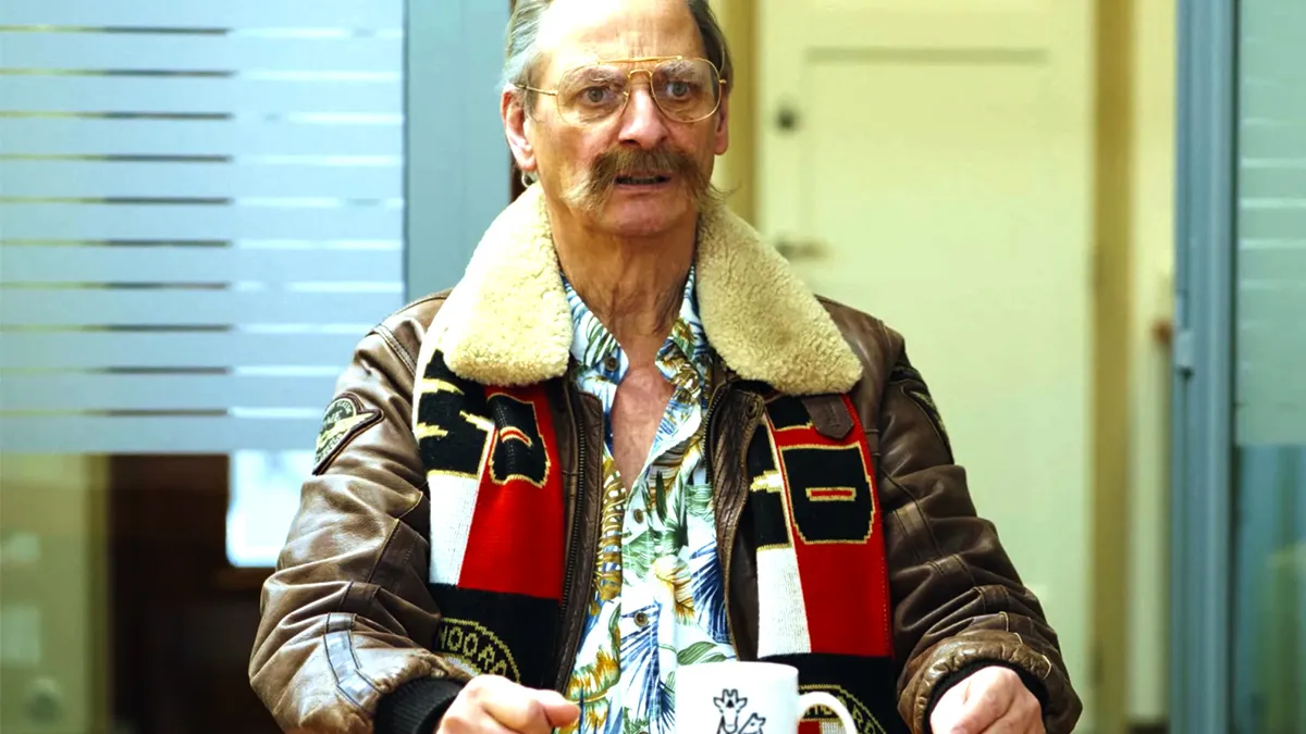 Legendarische en hilarische filmtrailer van 'Ome Cor' met Martin van Waardenberg