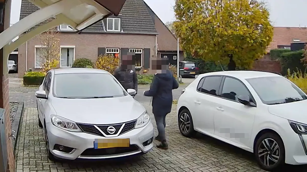 Man in Limburg gluurt bij mensen naar binnen en loopt ook zomaar met mensen mee naar binnen