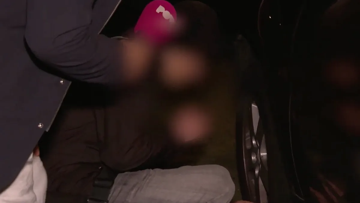 Man man man, klimaatactivist van 'Tyre Extinguishers' vernielt banden van elektrische auto