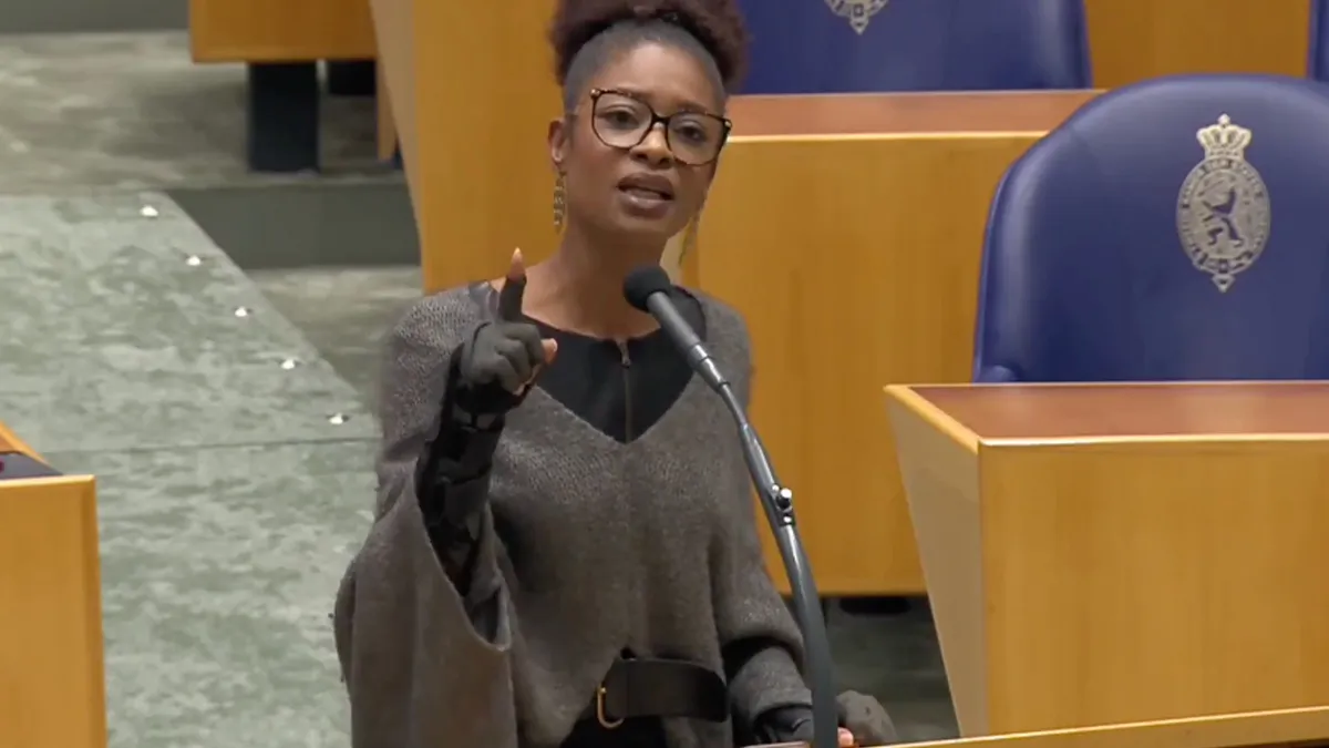 Sylvana Simons wordt woest bij debat gebeurtenissen in Staphorst en loopt Tweede Kamer uit