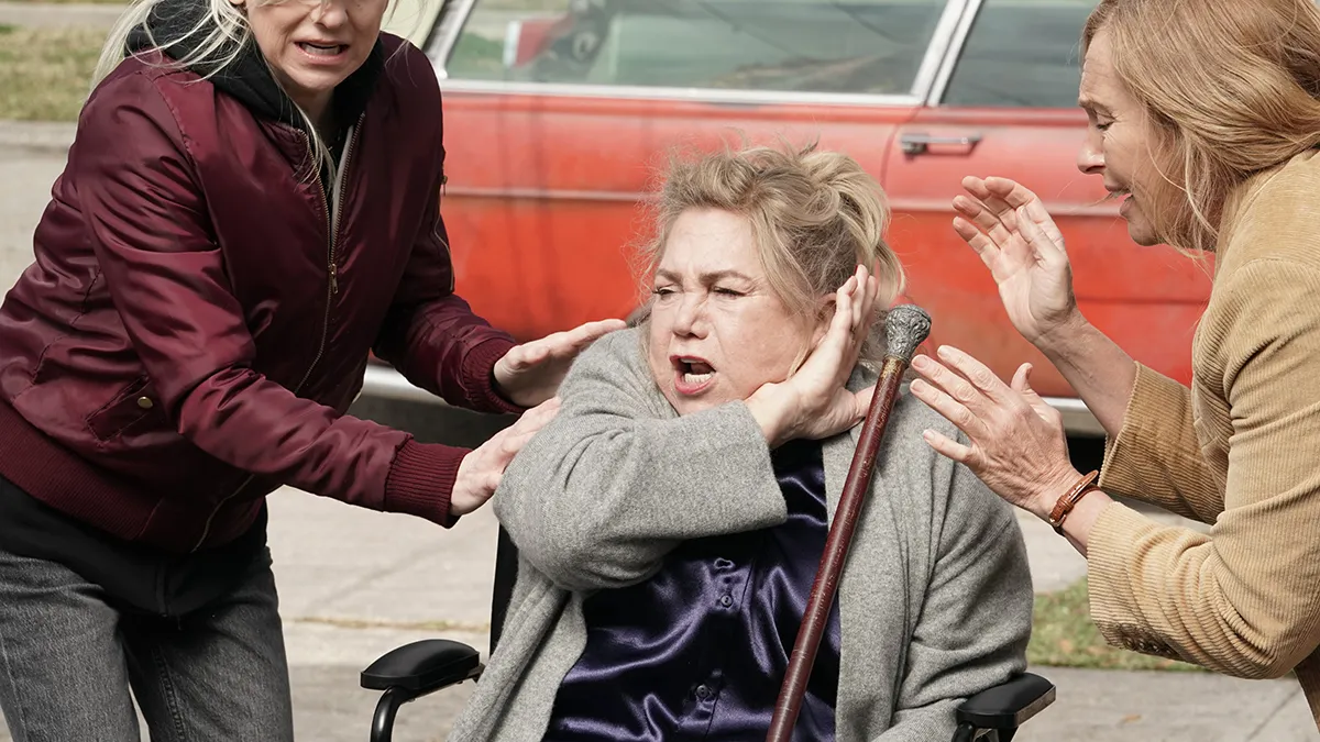 Tante Hilda gaat dood en familie aast op fortuin in 'The Estate'