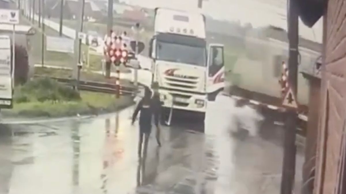 Aanstormende trein ramde stilstaande vrachtwagen in Belgische Ardooie