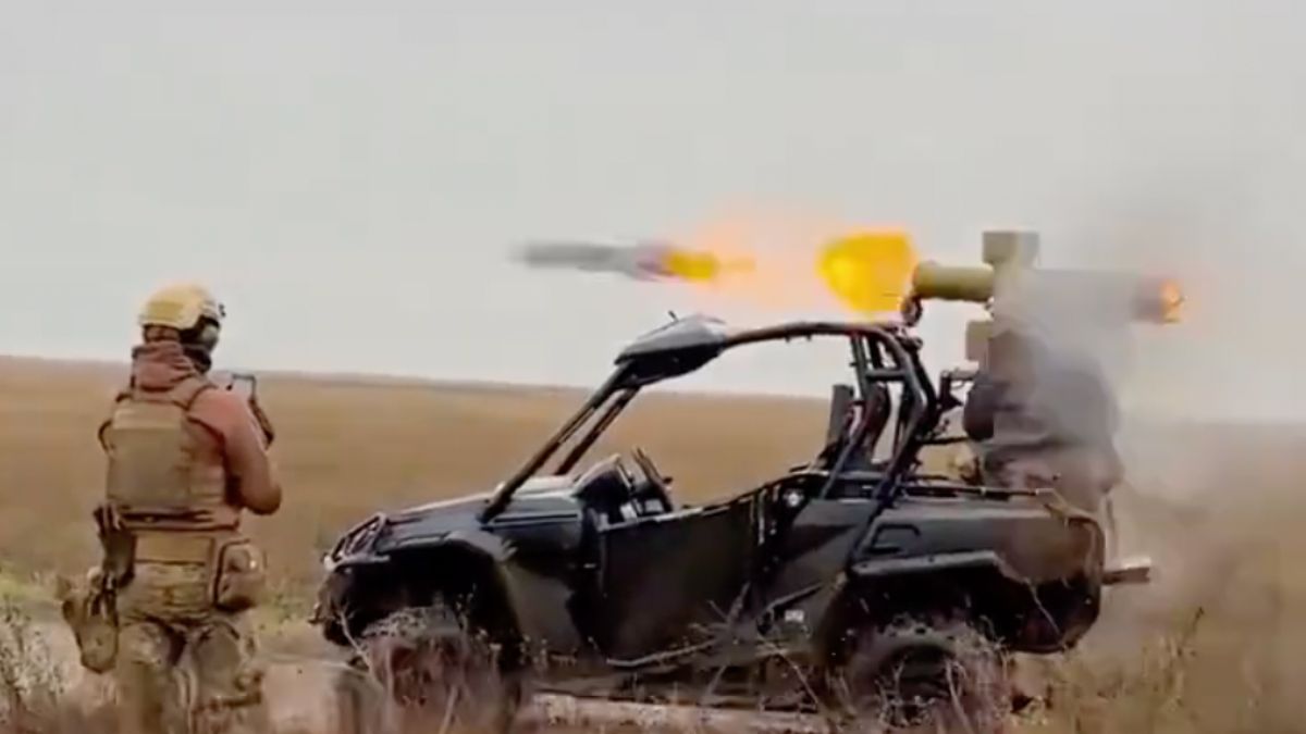 Oekraïense soldaten schieten met Russisch wapen op Russische tank