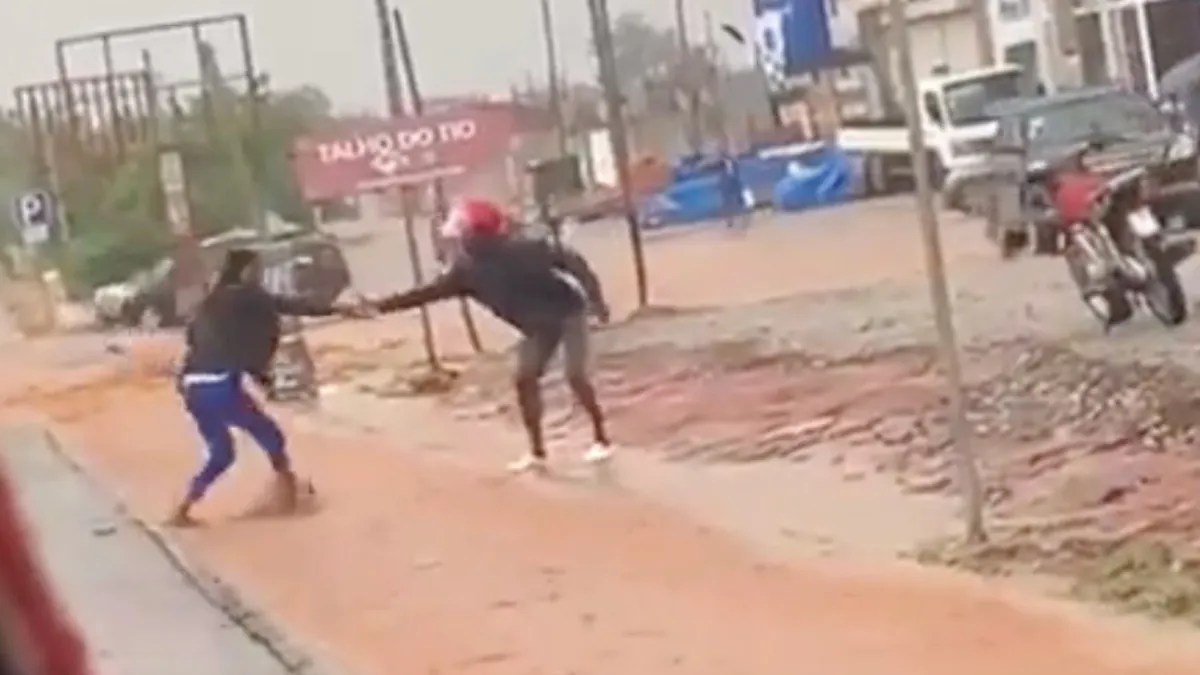 In Angola kun je gratis glijbaan pakken na een bui