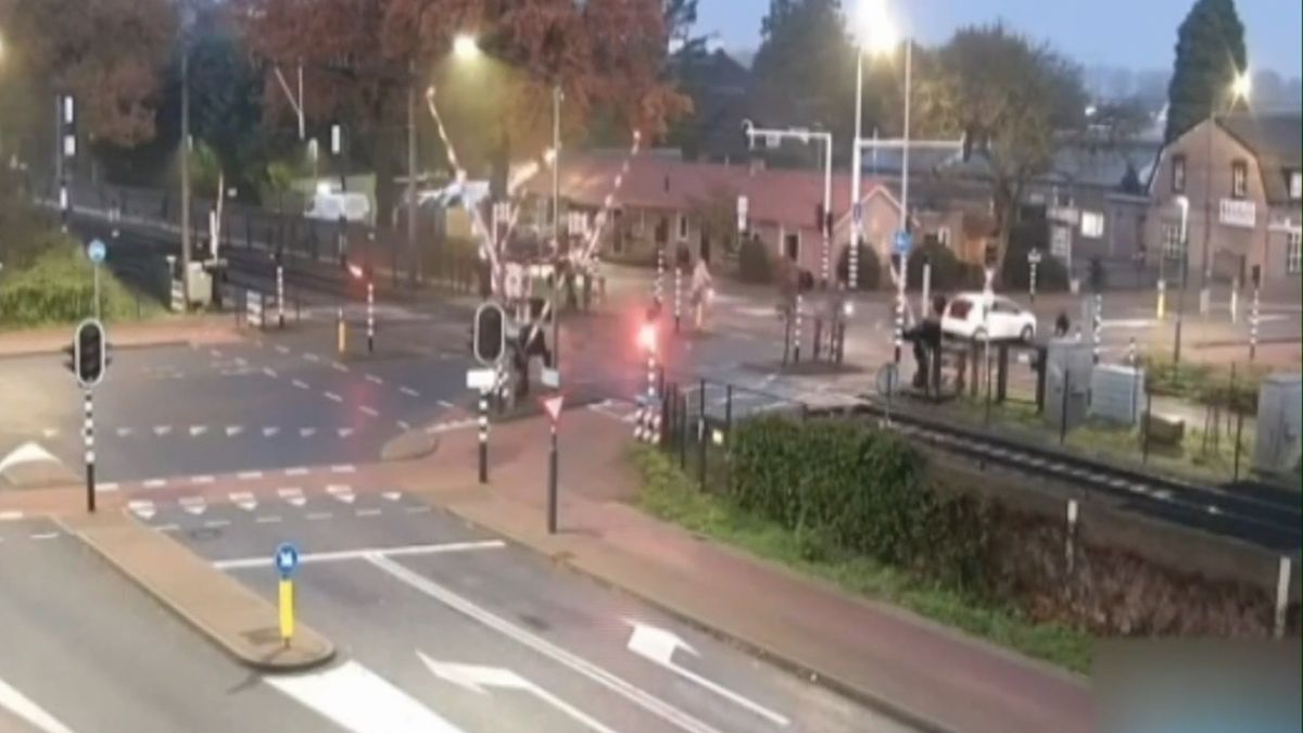 Auto raast in Helmond voorbij sluitende spoorbomen en knalt tegen 14-jarige Sam