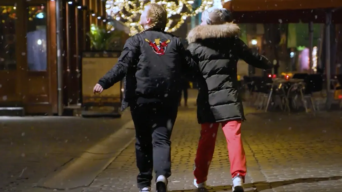 Beuken op de kerstborrel met Happy Hardcore Remix van Last Christmas van Wham