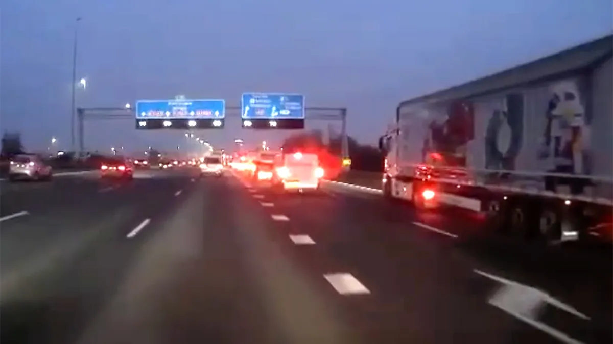 Busje zit te dicht op zijn voorganger, moet uitwijken en daarna toch een klapper